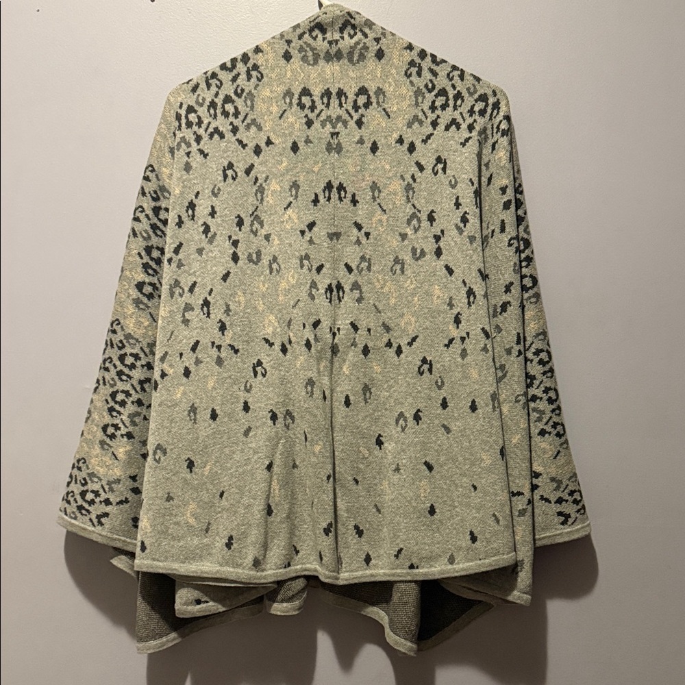 Cabi Gray Leopard Print Open Front Poncho O/S - Picture 2 of 8